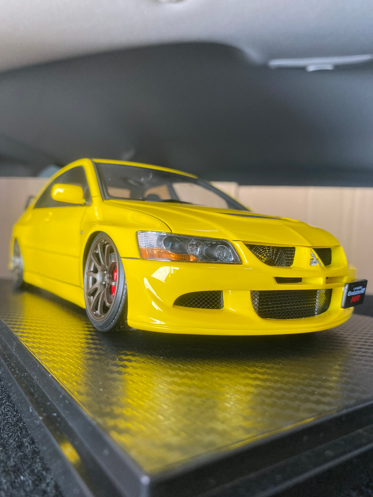 1/18 Mitsubishi Lancer Evolution VIII MR - Jaune