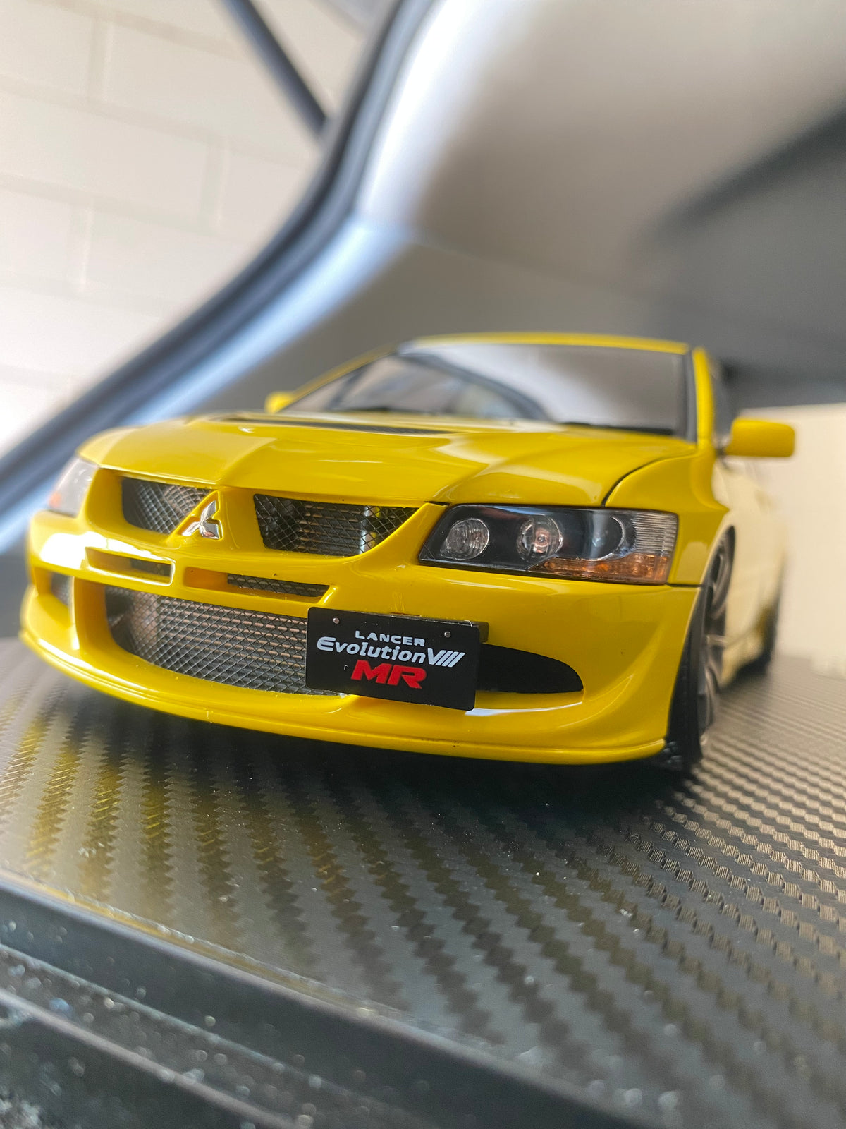 1/18 Mitsubishi Lancer Evolution VIII MR - Jaune
