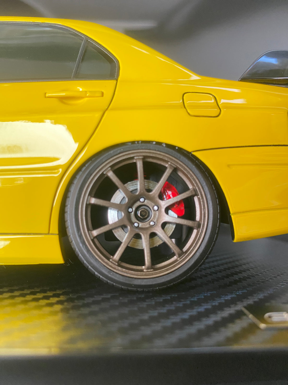 1/18 Mitsubishi Lancer Evolution VIII MR - Jaune