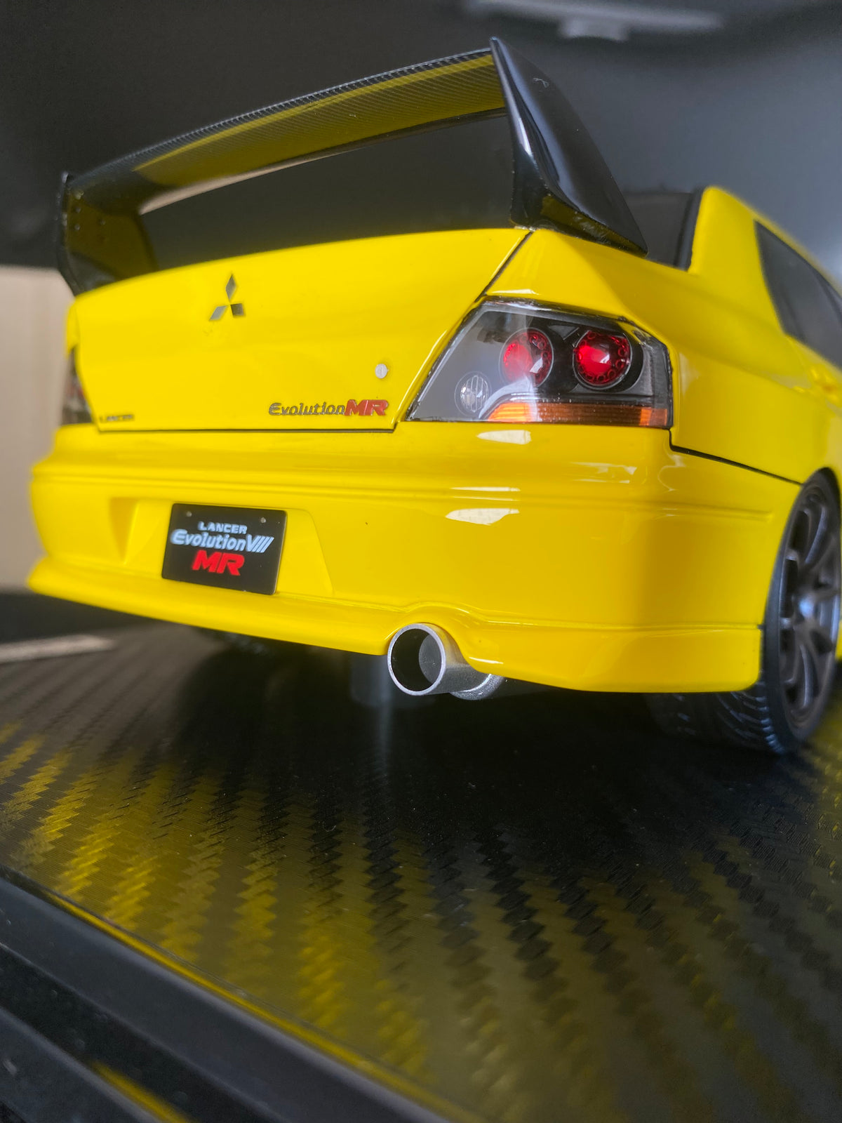 1/18 Mitsubishi Lancer Evolution VIII MR - Jaune