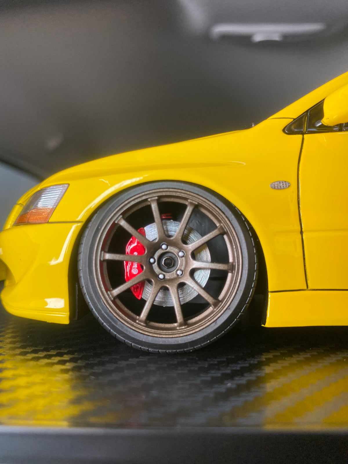1/18 Mitsubishi Lancer Evolution VIII MR - Jaune