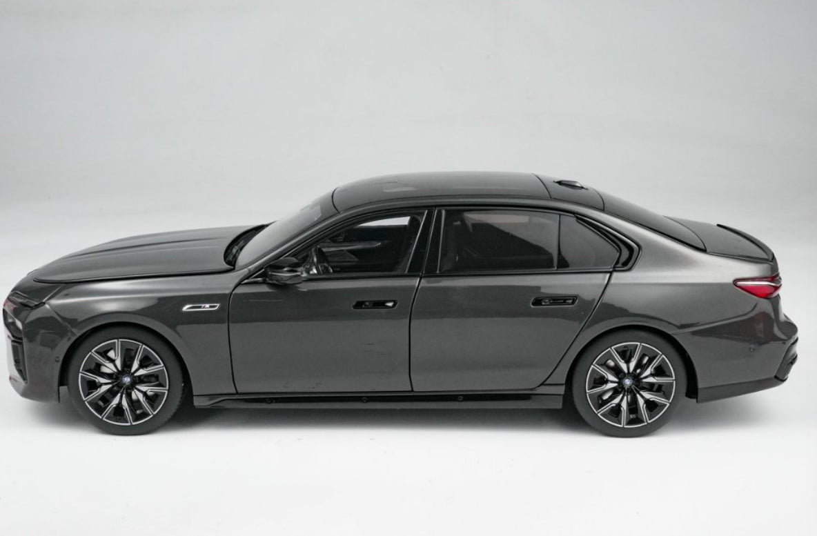 1/18 BMW i7 M70 G70 Gris métallisé